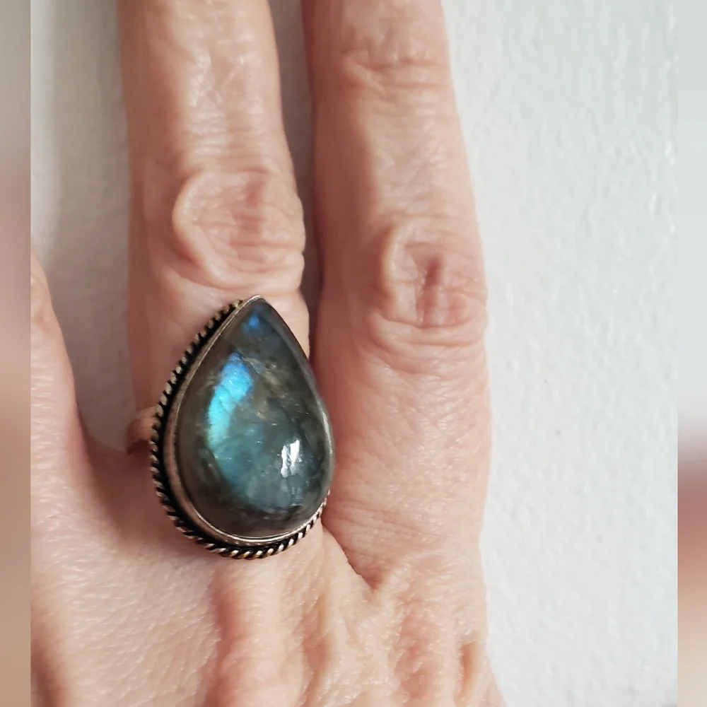 NWOT Labradorite & Silver RING, SZ 8, handmade, Lots Of Flash, Looks Magical!